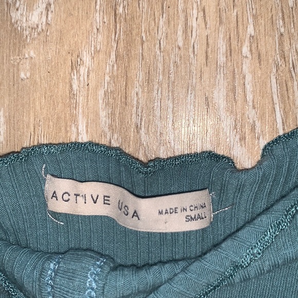 Green ruffle edged tee with buttons - Picture 2 of 3